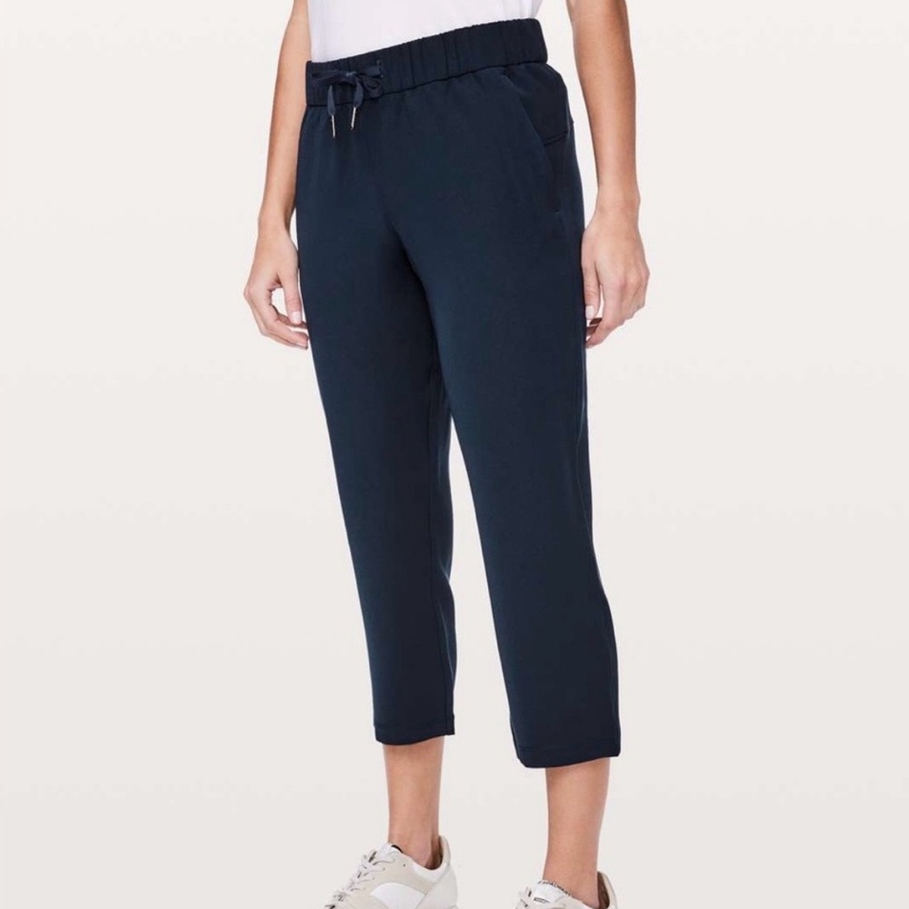 Lululemon On The Fly Mid-Rise Crop True Navy Size 2 (23” inseam)